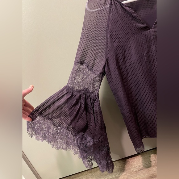 Chelsea and Walker Blouse - Picture 11 of 12